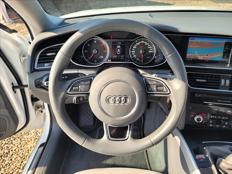 Audi A4 2,0 TDI,S-line,navi,výhřev,xen - fotka 21 z 41