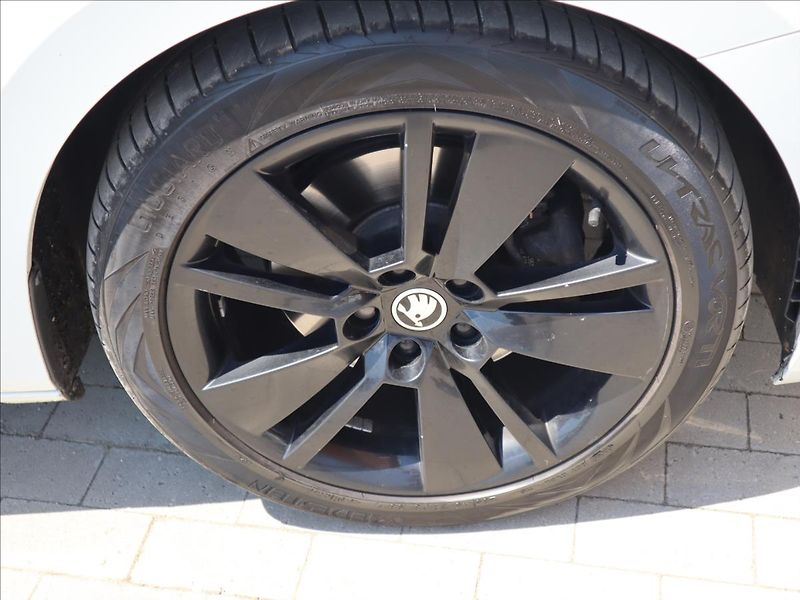Škoda Superb 2,0 TDI SportLine Kamera ACC - fotka 34 z 36