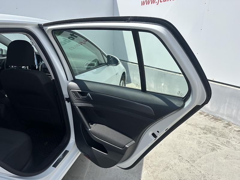 Volkswagen e-Golf (2020) 100kW, rezervace - fotka 15 z 30