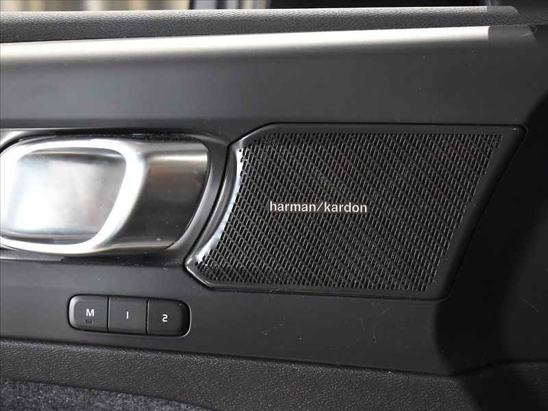 Volvo XC40 2,0 B3 PLUS Dark Bezklíč - fotka 15 z 22