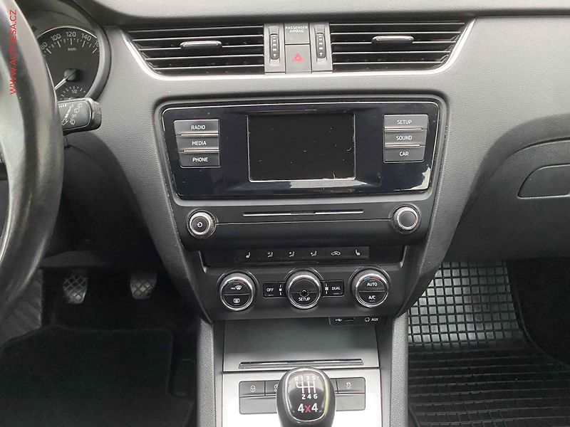 Škoda Octavia (2015) 2.0 TDi 4x4, Elegance - fotka 12 z 17