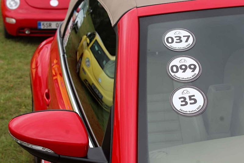 Z 33. Mezinárodního srazu Beetle a New Beetle na téma Naruby u zámku Kačina ve Svatém Mikuláši.