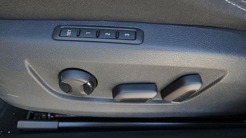 Škoda Superb 2,0 TDI DSG Style - fotka 23 z 26