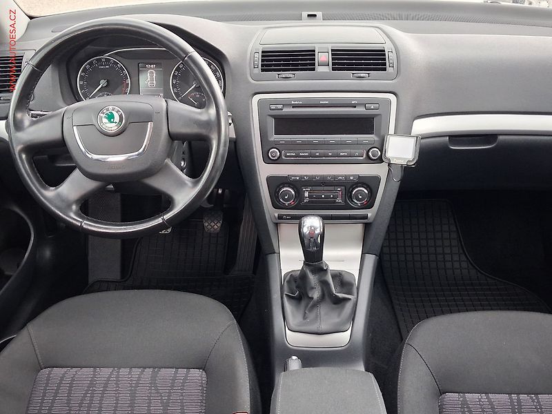 Škoda Octavia (2010) 1.6 TDi, 2.maj,ČR, AC, park - fotka 8 z 18