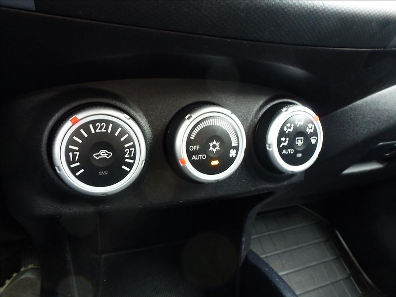 Citroën C-Crosser 2,2 HDi SX 7míst 4x4 - fotka 36 z 53