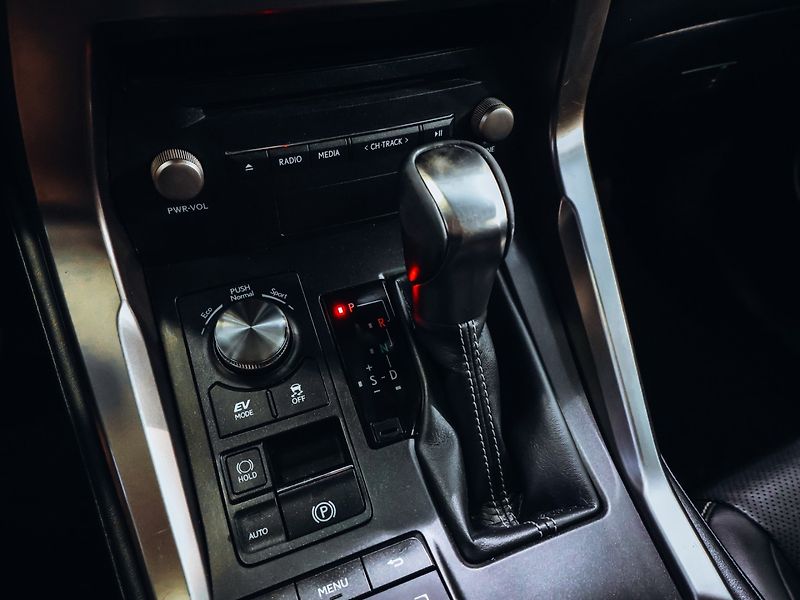 Lexus NX 300 H - fotka 15 z 28