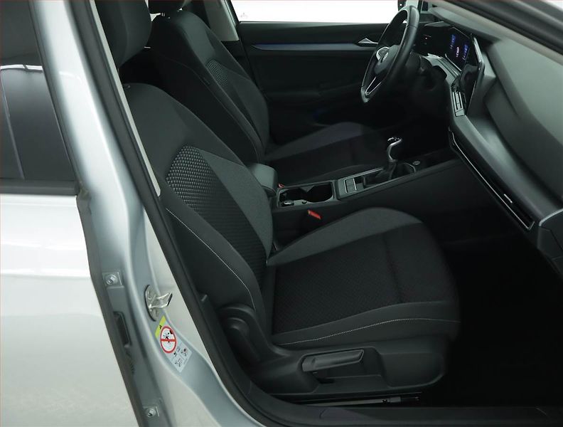 Volkswagen Golf (2023) Life 1.5 TSI, Navi, Tempomat - fotka 9 z 15