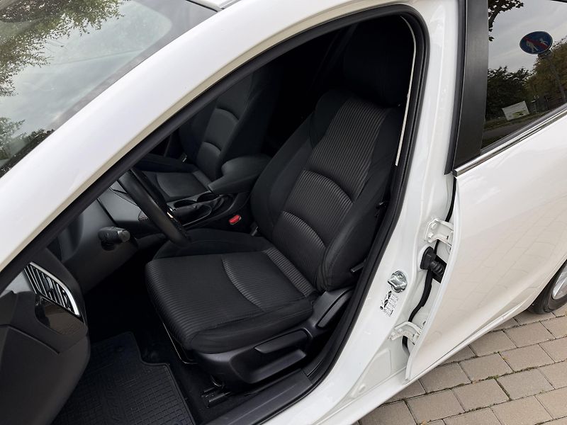 Mazda 3 2.0 Center-Line - fotka 19 z 34