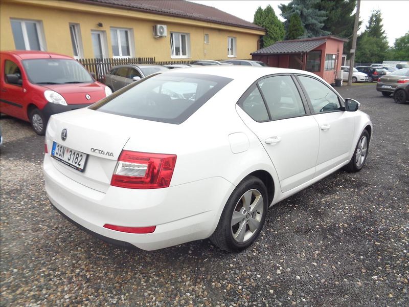 Škoda Octavia 1,6 - fotka 7 z 19