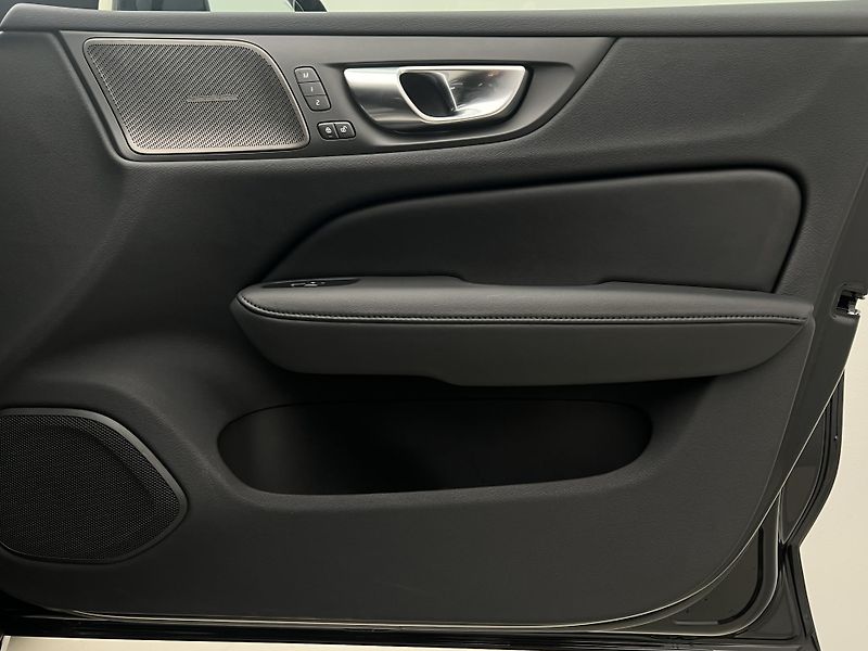 Volvo V60 B4 PLUS DARK AUT 1.maj. - fotka 45 z 45