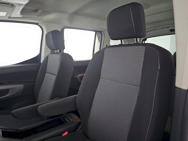 Toyota ProAce City Verso (2024) L1 1.2T 110k FAMILY - fotka 23 z 25