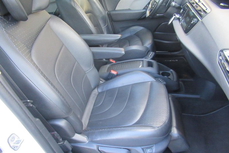 Citroën C4 Picasso 2.0 HDi AT PANORAMA NAVIGACE - fotka 24 z 32