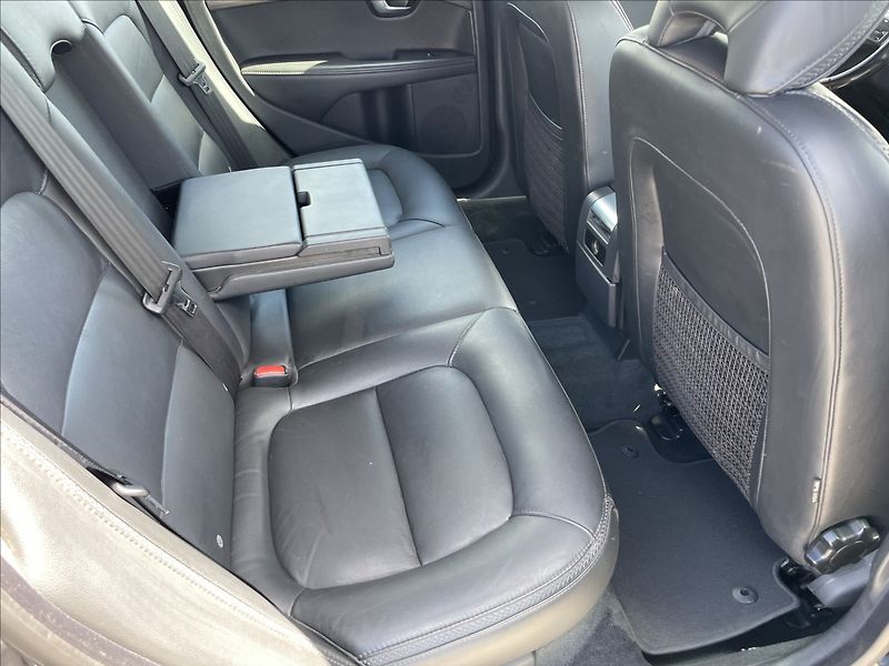 Volvo XC70 2,4 D5 Geartronic Momentum AWD - fotka 11 z 35