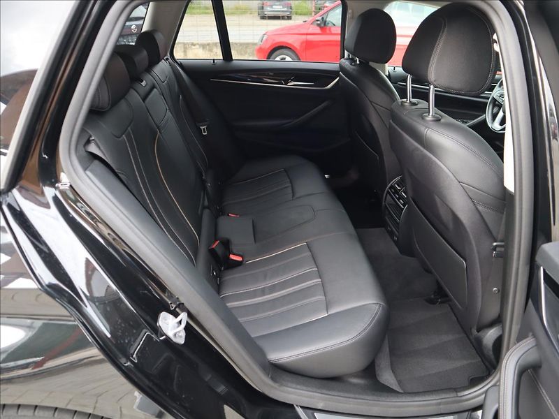 BMW Řada 5 3,0 XD SportLine Adaptive LED - fotka 36 z 45