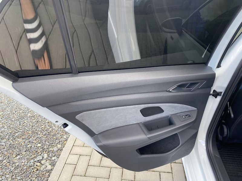 Volkswagen Golf 2.0 TSI 235kW-R-PERFORMANCE - fotka 32 z 41
