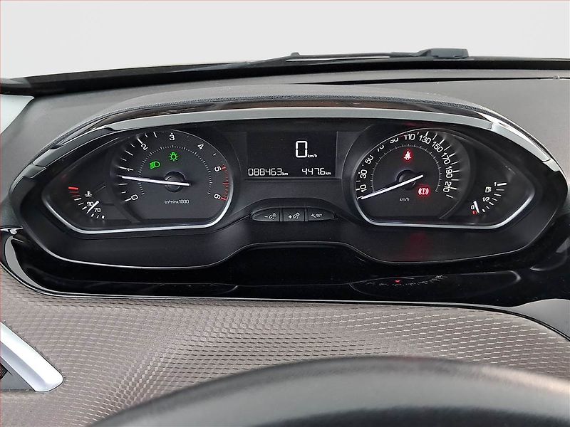 Peugeot 2008 (2015) 1.4 HDi, Tempomat - fotka 11 z 18