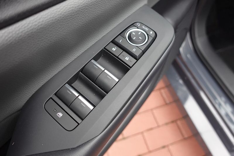 Toyota Prius 2,0 PHEV Plug-in Executive - fotka 10 z 36