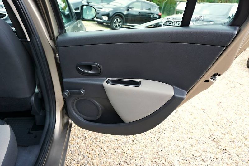 Renault Clio (2009) 1,2 16V 55 kW - fotka 16 z 33