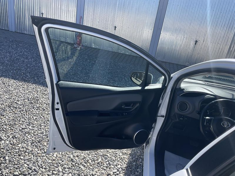 Toyota Yaris 1.5i 16v HYBRID 142TKM TOP 1A! - fotka 85 z 169