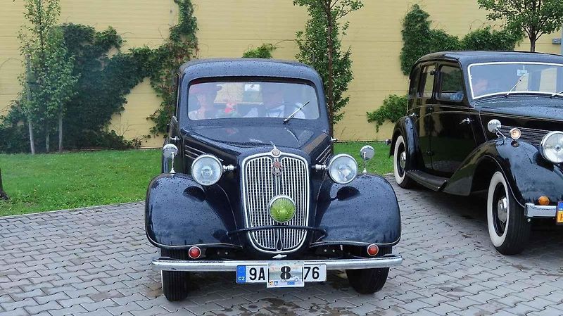 Pálavský Oldtimer přilákal na Břeclavsko desítky elegantnch veteránů.