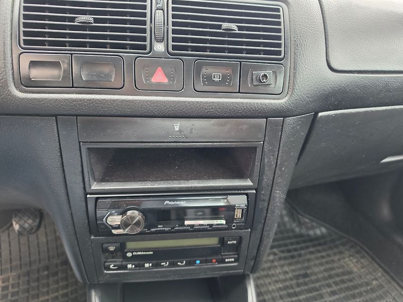 Volkswagen Golf (1999) 1.4 i Nová STK - fotka 10 z 18