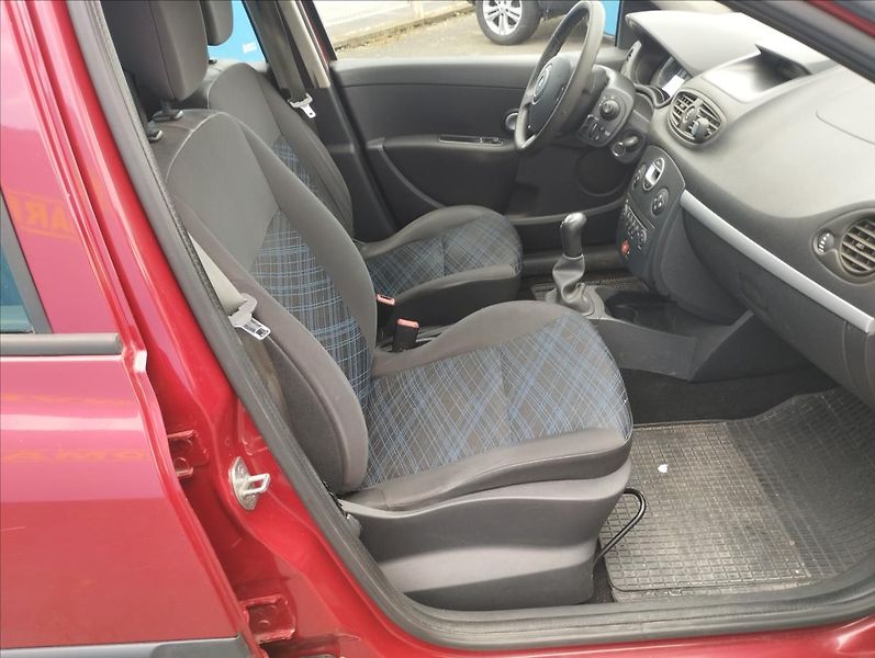 Renault Clio 1,2 55KW Garážované, Servisova - fotka 9 z 17