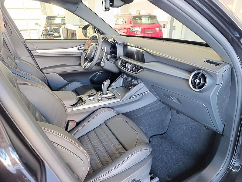 Alfa Romeo Stelvio Intensa 2,0Turbo 280k AWD - fotka 9 z 26
