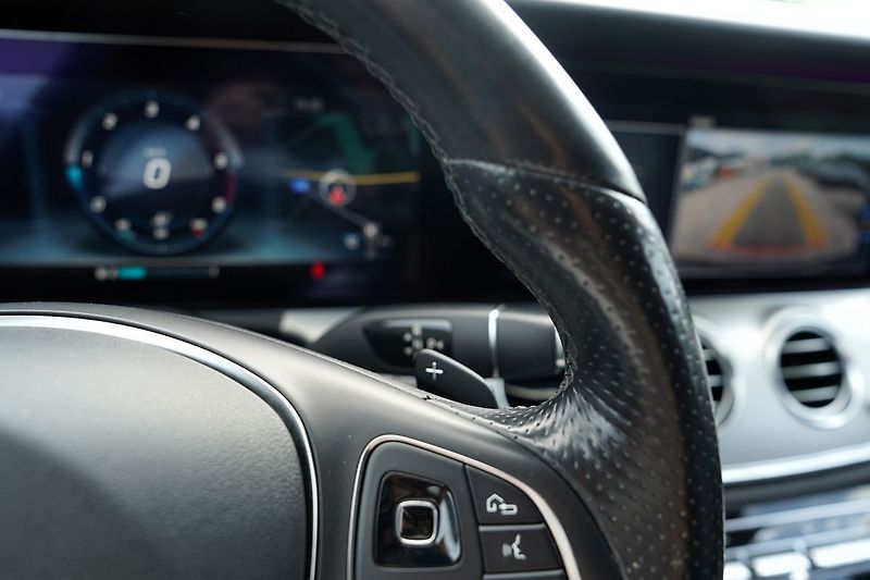Mercedes-Benz Třídy E E 220d AMG/LED/AT9/kůže - fotka 43 z 46