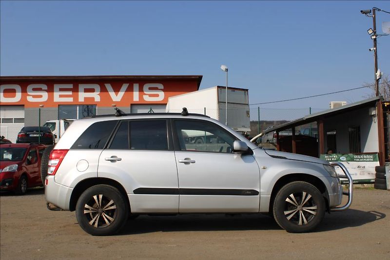 Suzuki Grand Vitara 2,0 i + LPG  LPG,4 x 4,TAŽNÉ - fotka 4 z 27