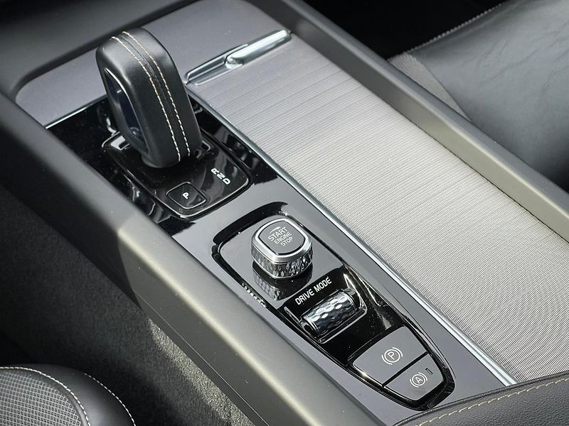 Volvo XC60 B4 AWD R-Design H&K, TZ - fotka 14 z 23