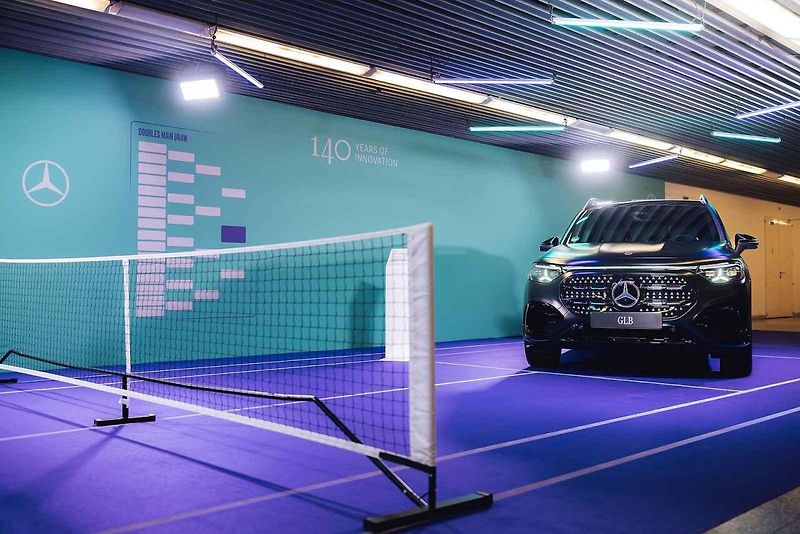 Mercedes-Benz letos odstartoval novou éru jako globální partner ženského tenisu (WTA). Své ambice v tomto sportu nyní potvrzuje i v České republice, kde v rámci ostravského turnaje představuje dvě klíčové novinky: novou generaci modelů GLB a GLC.