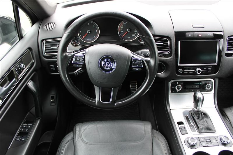 Volkswagen Touareg 3,0 TDi  4 x 4, AUTOMAT, DPH - fotka 13 z 40
