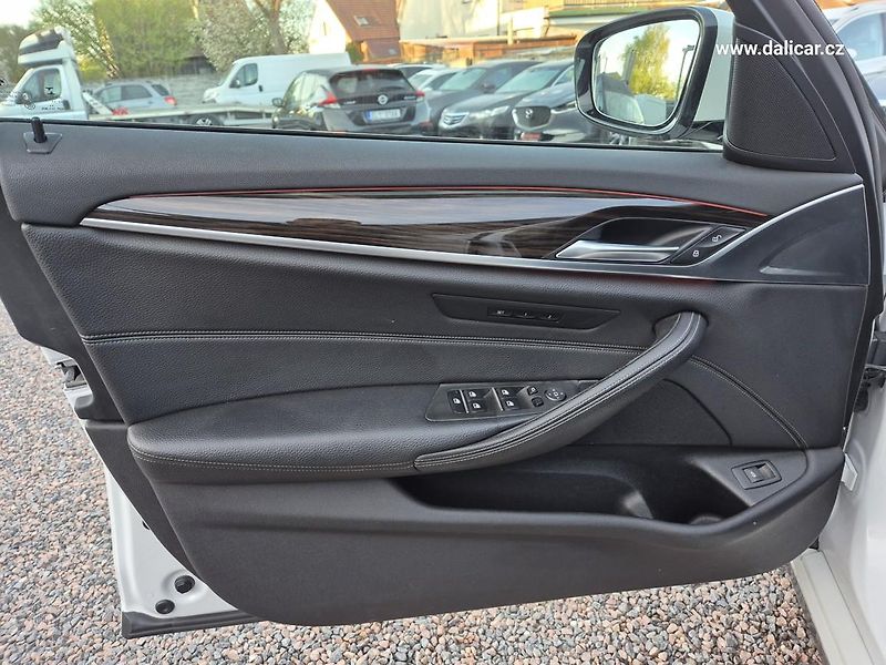 BMW Řada 5 (2017) 530d 195KW xDRIVE MSPORT Line - fotka 36 z 50