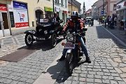 Ze startu XIV. Slánského okruhu - průjezd Londou.
