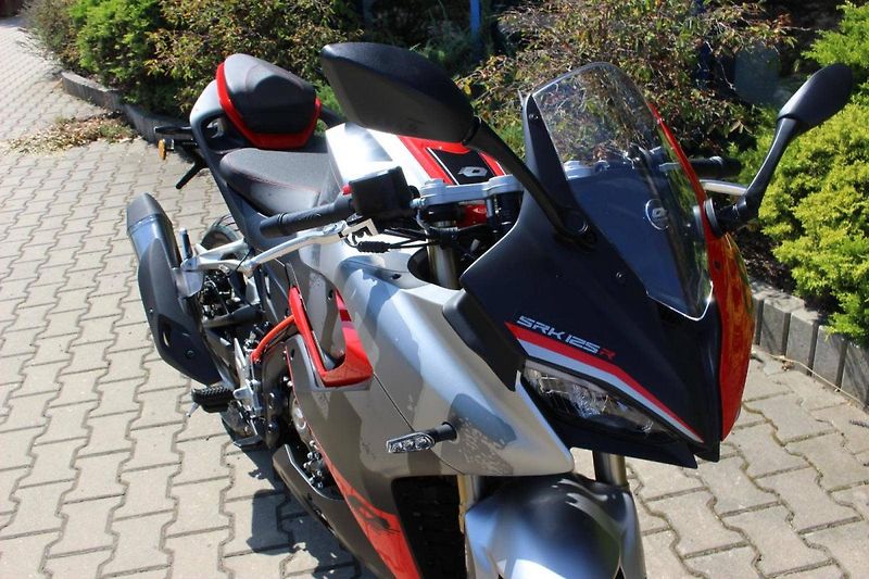 QJ Motor SRK 125 R (2025) MODEL 2026 SKLADEM NOVINKA - fotka 2 z 9