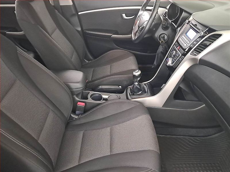 Hyundai i30 (2015) Trikolor 1.4 CVVT, Serv.kniha - fotka 9 z 16