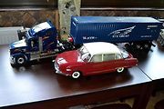 Model Tatry 603 na výstavě ve společnosti velkého modelu trucku.