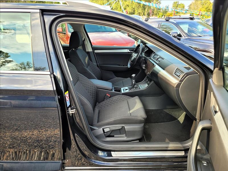 Škoda Superb 1,5 zálohováno - fotka 12 z 50