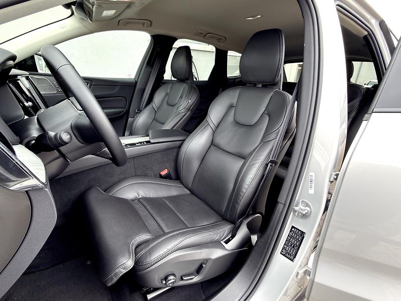 Volvo XC60 B5 AWD PLUS DARK /ventil. sed. - fotka 14 z 48
