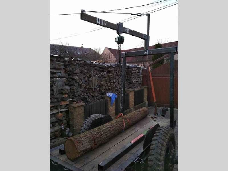 Traktor s vlečkou.