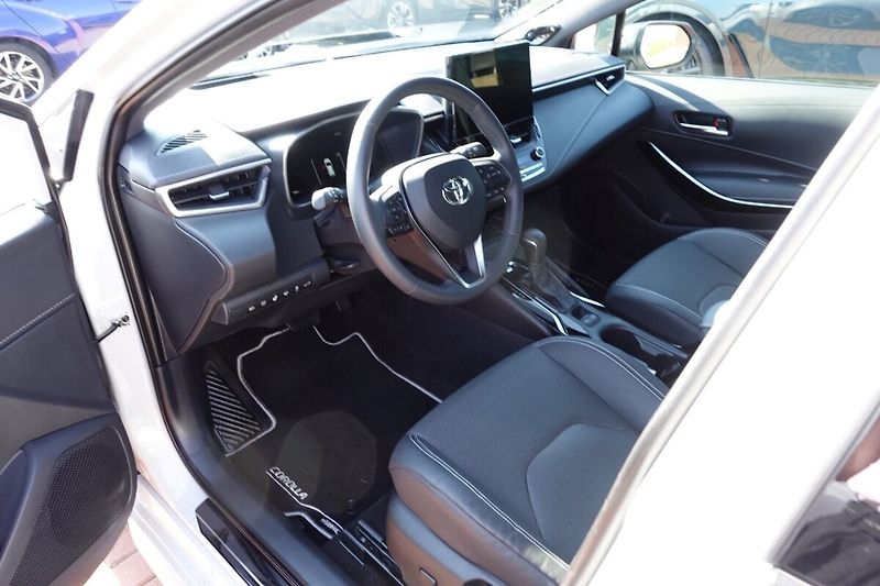 Toyota Corolla 2,0 HEV Executive TS - fotka 11 z 34
