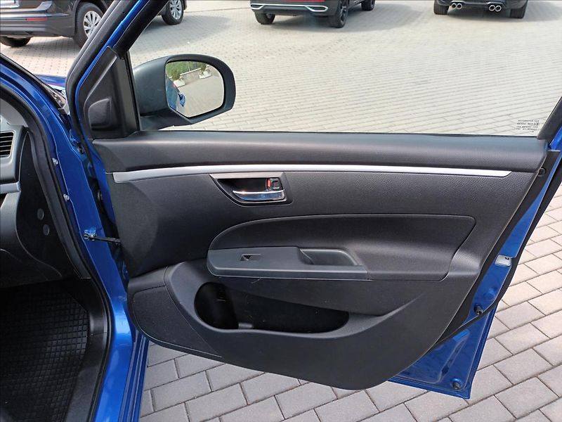 Suzuki Swift 1,2 i,4x4,VÝHŘEV,SERVIS,KOLA, - fotka 23 z 44