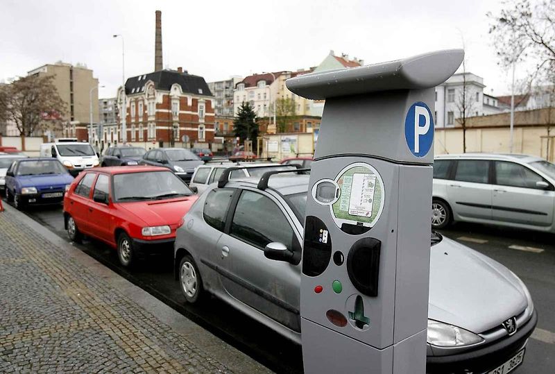 Parkovací automaty jako první u nás rozmístilo město Brno v roce 1994. Později je nahradily modernější přístroje.