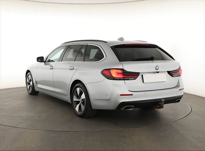 BMW Řada 5 (2021) 520d xDrive - fotka 4 z 21