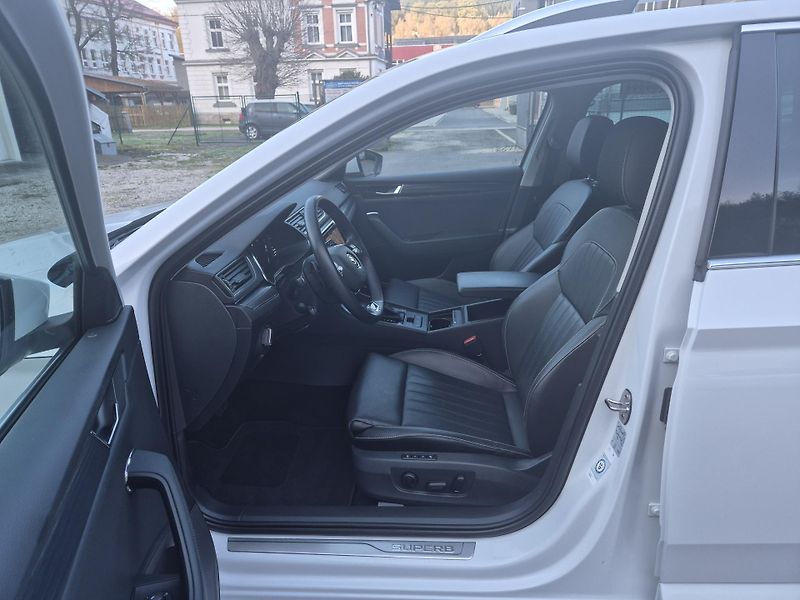 Škoda Superb Combi 2,0TDi DSG 110kw 17ALU - fotka 11 z 44