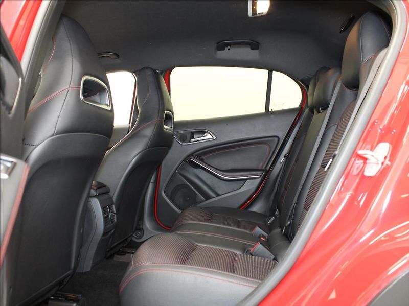 Mercedes-Benz GLA 2,0 250 4M AMG paket Kam.ČR - fotka 7 z 23