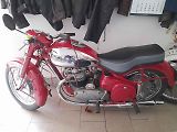 Jeden za dvou motocyklů Jawa 500.