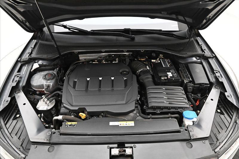 Volkswagen Passat 2,0 TDI 110 kW DSG ELEGANCE Zá - fotka 9 z 32