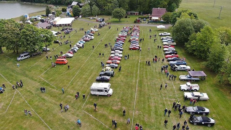 Ve Varnsdorfu se potkali majitelé několika desítek automobilových veteránů.
