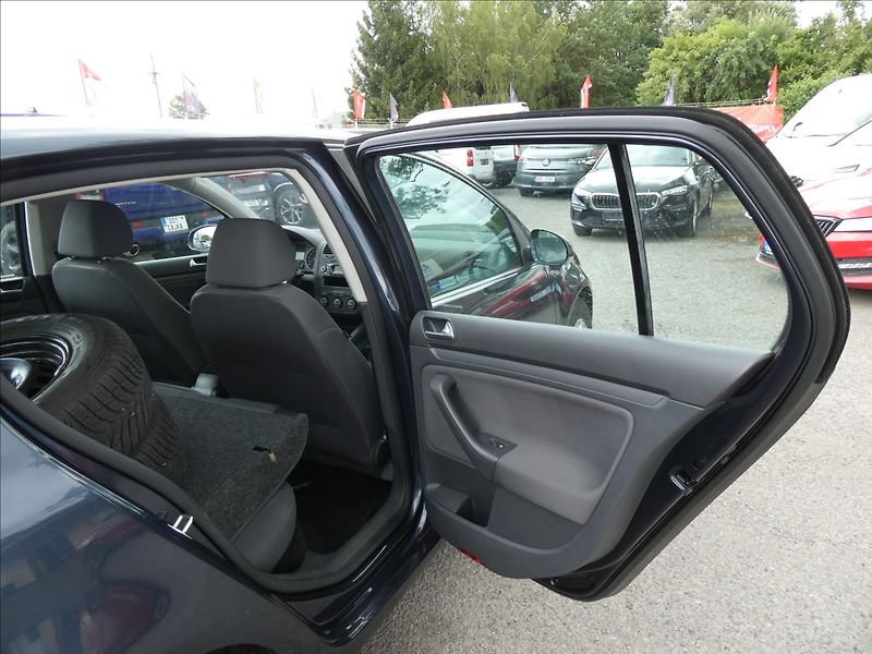 Volkswagen Golf 1,4 i 16V serviska,ČR,2.majite - fotka 25 z 49